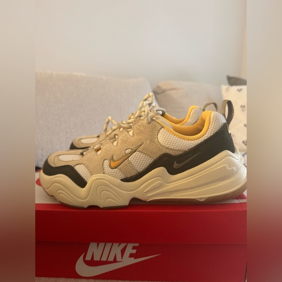 Women’s Nike Tech Hera size 8 - Picture 7 of 7